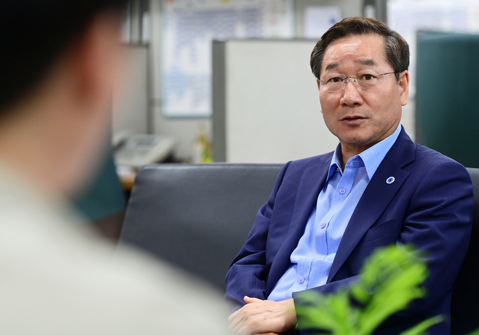 유정복 인천시장이 3일 시청 기자실에서 열린 기자간담회에서 중국 출장 성과와 취임 2년차 시정운영 방향 등을 설명하고 있다. ( 사진 = 인천시 제공 )