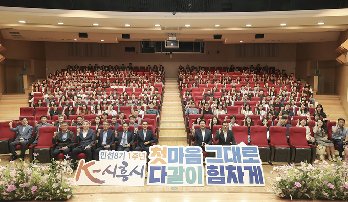 임병택 시장은 3일 시청 늠내홀에서 열린 직원 월례조회를 통해 시흥시정을 함께 이끄는 공직자에 대한 감사 인사를 밝히고, “첫 마음 그대로 여러분과 함께 달리겠다”라고 강조했다. (사진=시흥시 제공).