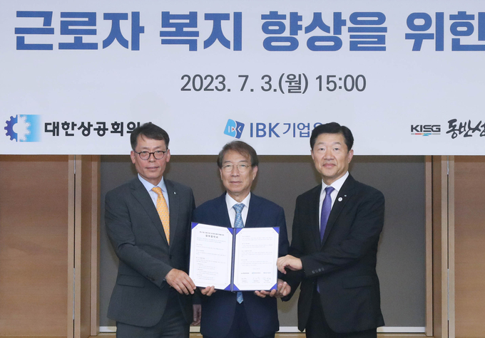 (왼쪽부터) 김성태 IBK기업은행장, 정운찬 동반성장연구소 이사장, 우태희 대한상공회의소 상근부회장이 협약식을 마치고 기념촬영을 하고 있다. (사진=IBK기업은행 제공)