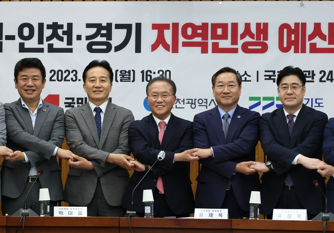 윤재옥 국민의힘 원내대표가 3일 오후 국회에서 열린 에서 유정복 인천시장 등 참석자들과 기념촬영을 하고 있다. 왼쪽부터 유의동 경기도당 위원장, 정승연 인천시당 위원장, 윤 원내대표, 유정복 인천시장, 오병권 경기도 행정1부지사. (사진=연합뉴스)