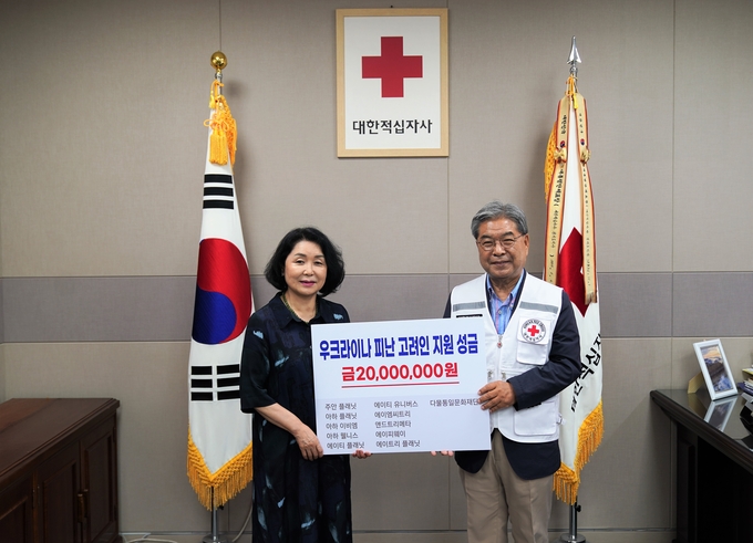 3일 대한적십자사 경기도지사에서 열린 전달식에서 이재정(오른쪽) 대한적십자사 경기도지사 회장과 김영숙 (재)다물통일재단 이사장이 기념 촬영을 하고 있다. (사진=대한적십자사 경기도지사 제공)