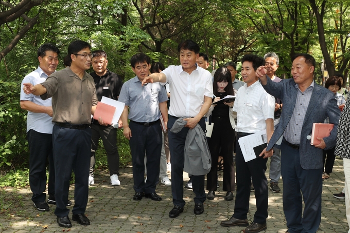 하은호 시장이 민원현장을 돌아보고 있다. (사진=군포시 제공)