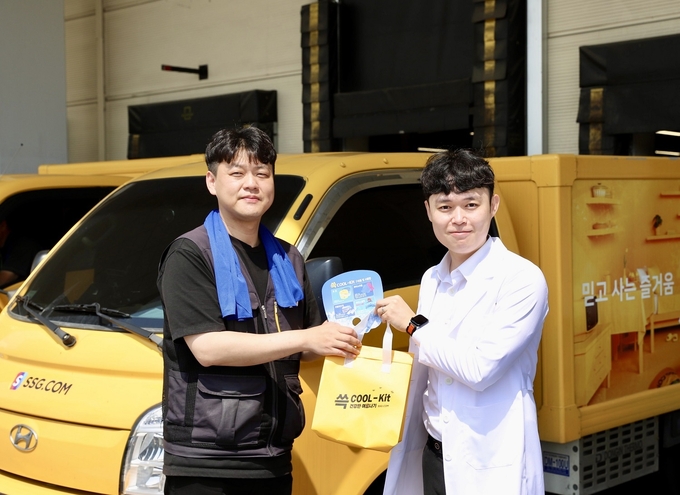 SSG닷컴 보건관리자가 협력사 소속 배송기사에게 온열 질환 예방 '쓱 쿨키트'를 전달하고 있다. (사진=SSG닷컴 제공)
