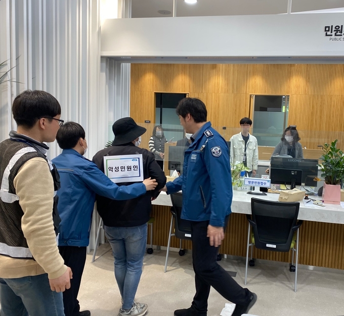 경기도 특이민원 발생 대비 모의훈련 현장. (사진=경기도 제공)
