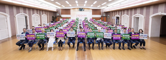 지난 3일 강범석 인천 서구청장을 비롯한 전 직원이 ‘2025 APEC 정상회의, 인천고등법원․해사전문법원 인천 유치’ 지지선언을 하고 있다. ( 사진 = 서구 제공 )