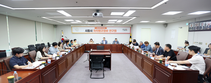 시흥시의회 의원 연구단체 ‘시흥시 자치법규 정비 연구회’가 지난 3일 2차 연구 활동을 갖고 도시·건축 분야 주요 자치법규 정비 방향에 대해 논의하는 시간을 가졌다. (사진=시흥시의회 제공)