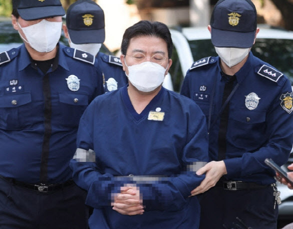 소시에테제네랄(SG)증권발(發) 폭락 사태와 관련해 주가조작을 한 라덕연 호안 투자자문사 대표가 지난달 11일 오전 서울남부지방법원에서 열린 구속 전 피의자 심문(영장심사)에 출석하고 있다. (사진=연합뉴스)