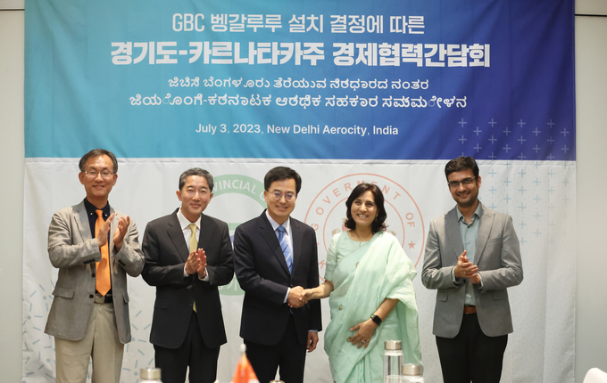 김동연 경기도지사가 현지시각 3일 오후 오는 10월 인도 벵갈루루에 경기비즈니스센터(GBC) 신설을 앞두고 카르나타카주 주정부 핵심 관계자들과 만나 협력 방안을 논의한 뒤 기념촬영을 하고 있다. (사진=경기도 제공)