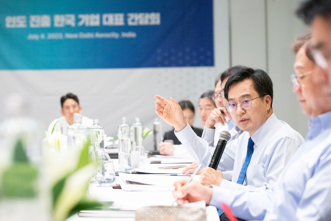 김동연 경기도지사가 현지시각 4일 오전 인도 전자정보기술부 장관, 상공부 장관 등과 면담을 진행하기 앞서 뉴델리의 한 호텔에서 인도에 진출한 국내 기업 대표 등과 간담회를 진행하고 있다. (사진=경기도 제공)