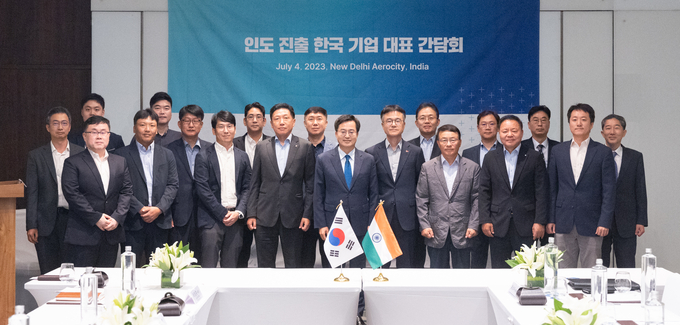 김동연 경기도지사가 현지시각 4일 오전 인도 전자정보기술부 장관, 상공부 장관 등과 면담을 진행하기 앞서 뉴델리의 한 호텔에서 인도에 진출한 국내 기업 대표 등과 간담회를 진행한 뒤 기념촬영을 하고 있다. (사진=경기도 제공)