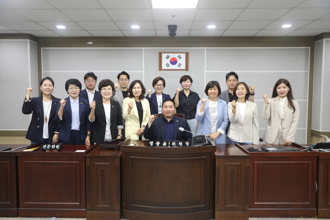 3일 수원시의회에서 정종윤(가운데) 예산결산특별위원회 위원장과 예결위원들이 기념 촬영을 하고 있다. (사진=수원시의회 제공)