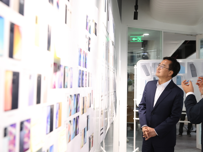 김동연 경기도지사가 현지시각 4일 오후 인도 방문 마지막 행선지로 삼성전자 노이다 연구소를 방문해 현지 개발 인력이 작업 중인 디자인을 살펴보고 있다. (사진=경기도 제공)