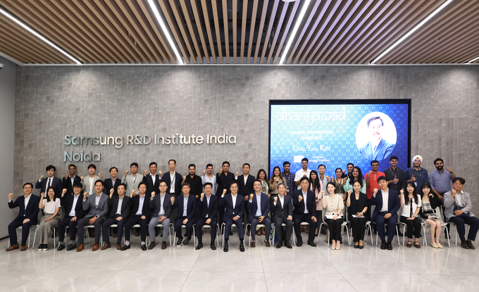 김동연 경기도지사가 이끄는 경기도 대표단이 현지시각 4일 오후 삼성전자 노이다 연구소 방문을 마친 뒤 직원들과 기념촬영을 하고 있다. (사진=경기도 제공)