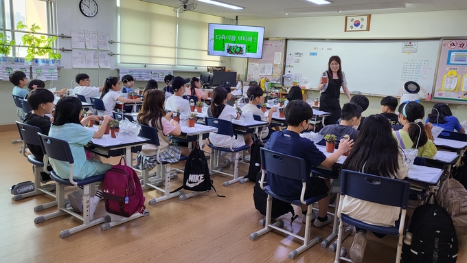 김포교육지원청이 연계한 교육자원봉사자들의 초등학생들에 재능기부를 하고 있다. 김포교육지원청제공 