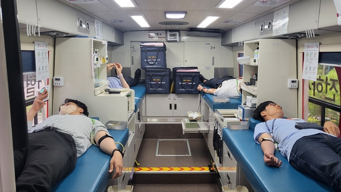 신용보증기금 임직원들이 6월 27일 신용보증기금 대구 본사에서 ‘사랑나눔 헌혈 행사’를 위한 단체 헌혈을 하고 있다. (사진=신용보증기금 제공)