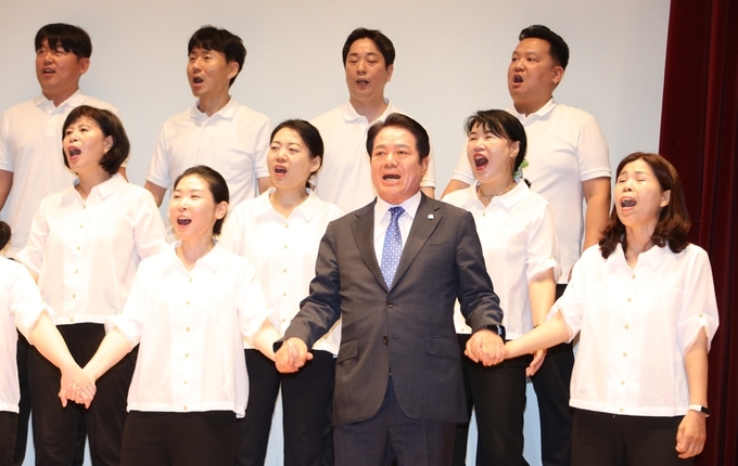 최대호 시장이 직원합창단과 합창공연을 선보이고 있다.(사진=안양시 제공)
