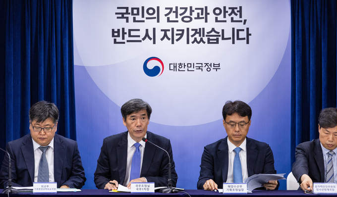  박구연 국무조정실 1차장(왼쪽에서 두번째)이 4일 오전 서울 종로구 정부서울청사에서 열린 후쿠시마 원전 오염수 방류 관련 일일 브리핑에 참석해 IAEA(국제원자력기구) 사무총장 방한과 관련해 발표하고 있다.