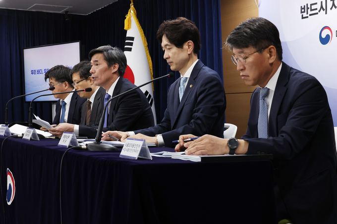  박구연 국무조정실 1차장이 5일 정부서울청사에서 열린 후쿠시마 원전 오염수 방류 관련 일일 브리핑에서 국제원자력기구(IAEA) 종합보고서에 대한 우리 정부의 종합보고서 발표 시점에 대해 설명하고 있다.