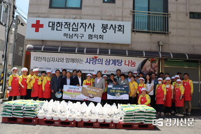 초복을 맞아 삼계탕 나눔봉사에 도움을 준 자원봉사자들이 기념촬영을 하고 있다. (사진=대한적십자사 중부봉사관 제공)