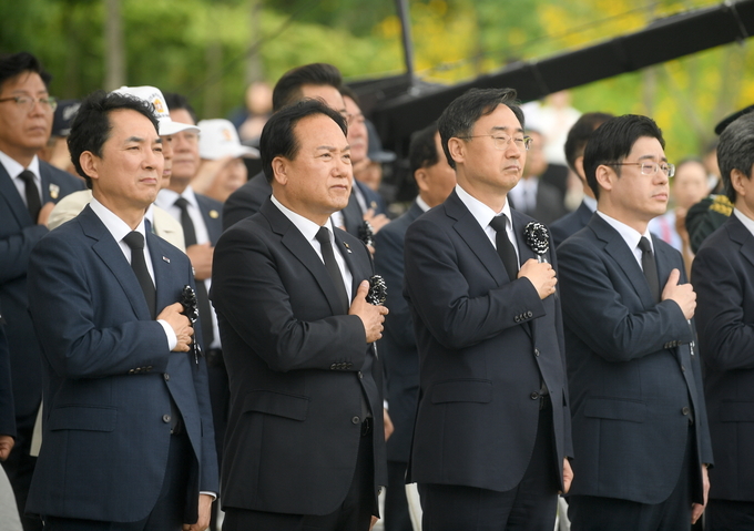 추도식에 참석한 이권제 오산시장을 비롯해 박민식 국가보훈부 장관, 신범철 국방부 차관, 이원우 외교부 북미국 심의관 경기도를 대표해 오병권 경기도 행정1부지사가 참석해 국민의례를 하고 있다. (사진=오산시 제공)