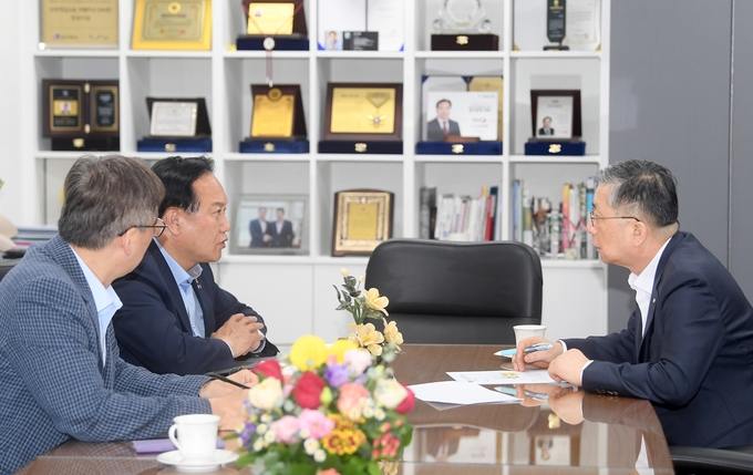 이권재 오산시장과 LH 이한준 사장이 광역교통개선대책사업 등 오산현안 해결을 위한 세밀한 면담이 진행되고 있다. (사진=오산시 제공)
