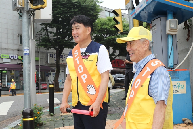 하은호 군포시장이 취임 1주년을 맞아 교통 현장에서 시민들과 함께 봉사활동을 하고 있다. (사진=군포시 제공)