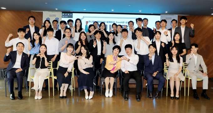 강신숙 수협은행장(앞줄 가운데)이 지난 5일 ‘CEO와의 대화 - 슬기로운 은행생활’에서 주니어 직원 등 참석자들이 기념촬영을 하고 있다. (사진=Sh수협은행 제공)