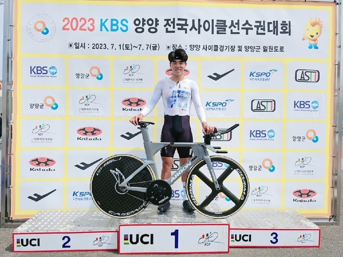 6일 강원도 양양군 일원 도로와 양양사이클경기장에서 진행된 ‘2023 KBS배 양양 전국사이클선수권대회’ 6일째 남자일반부 독주경기 1㎞에서 우승한 박상훈(의정부시청)이 기념사진을 찍고 있다. (사진=의정부시청 싸이클팀 제공)