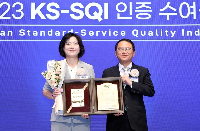 박현주 신한은행 소비자보호그룹 부행장(왼쪽)과 강명수 한국표준협회장이 6일 인증 수여식에서 기념촬영을 하고 있다. (사진=신한은행 제공)