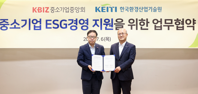  (왼쪽부터) 정윤모 중기중앙회 상근부회장, 최흥진 한국환경산업기술원장. (사진=중소기업중앙회 제공)