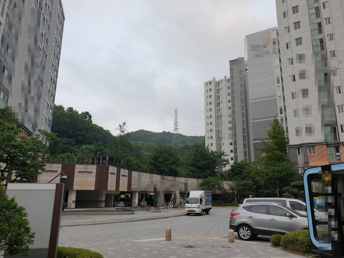 6일 수원 광교웰빙타운 내 한 아파트 단지. 아파트 단지 인근에서 송전탑을 확인할 수 있다. (사진=나규항 기자)