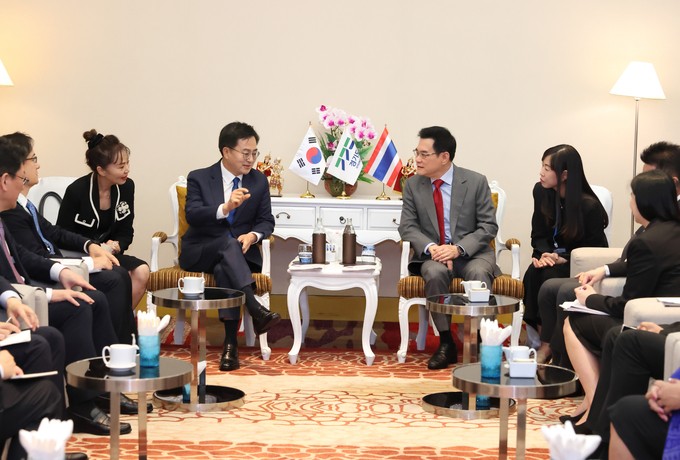 김동연 경기도지사가 현지시각 6일 오전 태국 방콕의 방콕컨벤션센터에서 주린 락사라위짓 태국 부총리 겸 상무부 장관을 만나 경기도와 태국 간 경제협력 방안을 논의하고 있다. (사진=경기도 제공)