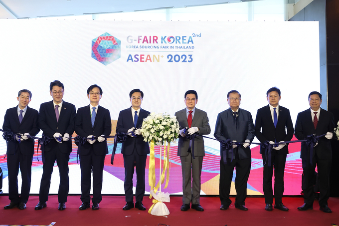 김동연 경기도지사가 현지시각 6일 오전 태국 방콕의 방콕컨벤션센터에서 열린 ‘2023 지페어(G-Fair·대한민국우수상품전) 아세안+’ 개막식에서 주린 락사라위짓 태국 부총리 겸 상무부 장관 등과 테이프 커팅을 준비하고 있다. (사진=경기도 제공)