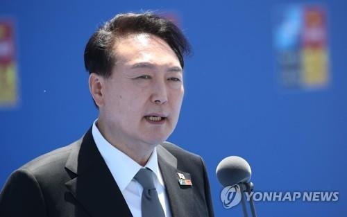 윤석열 대통령이 지난해 6월 29일(현지시간) 스페인 마드리드 이페마 컨벤션센터에서 열린 북대서양조약기구(NATO·나토) 정상회의 참석을 위해 회의장에 도착, 취재진의 질문에 답하고 있다. 