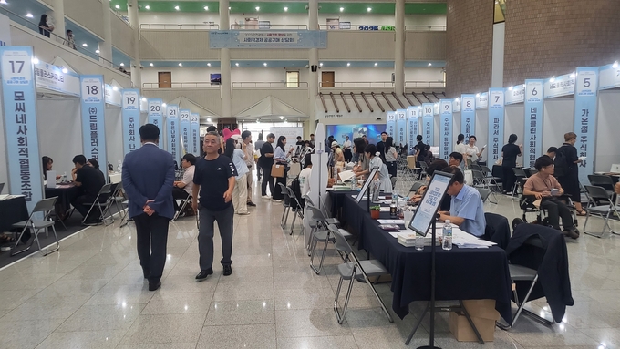 2023 인천시 사회적경제 공공구매 상담회를 찾은 시민들로 인천시청 중앙홀이 북적이고 있다. ( 사진 = 유정희 기자 )