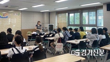 남양주시청소년수련관(이하 수련관)이 청소년시설 이용이 어려운 지역의 청소년과 아동을 찾아 체험활동을 하도록 신규개발한 “찾아가는 청소년수련관”프로그램이 펼쳐 좋은 반응을 얻고 있다.(사진=남양주시 제공)