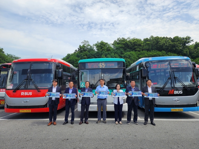 7일 수원 대원고속 버스차고지에서 열린 부착식에서 한국교통안전공단 경기남부본부와 KD 운송그룹 관계자들이 기념 촬영을 하고 있다. (사진=한국교통안전공단 경기남부본부 제공)