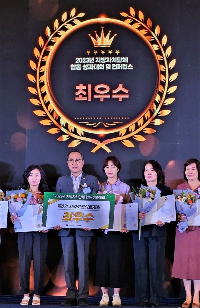 군포시가 지역보건의료계획 최우수 보건복지부장관상을 수상하고 있다. (사진=군포시 제공)