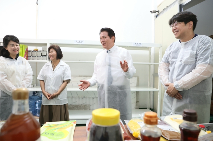 최대호 안양시장(오른쪽 두번째)이 학부모 모니터링단과 함께 식재료 공급업체를 찾아 현장 점검하고 있다. (사진=안양시 제공)
