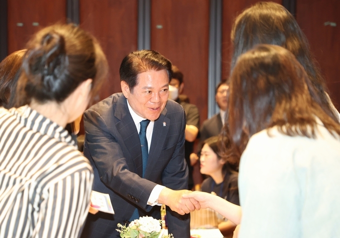 최대호 안양시장이 '신규공무원 역량강화 교육'에 참여하고 있는 공무원들과 악수를 나누며 격려하고 있다.(사진=안양시 제공)