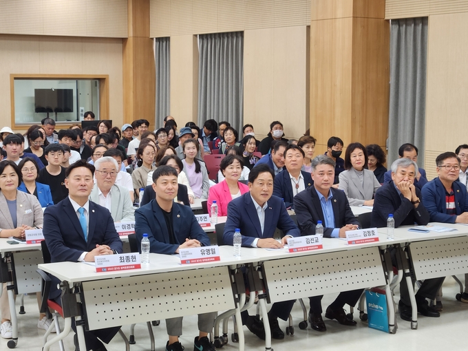 지난 7일 양평에서 열린 ‘사회복지시설의 공간적 형평성과 사회취약계층의 접근성 격차, 그리고 개선방안-양평군을 중심으로’ 토론회 참석자들이 토론을 경청하고 있다. (사진=김한별 기자)