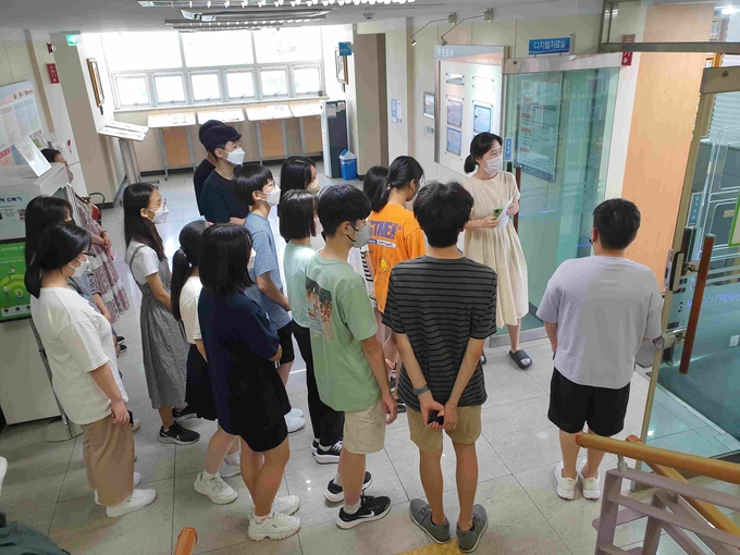 학생들이 사서 직업체험 프로그램에 참가해 관계자의 설명을 듣고 있는 모습. (사진=경기중앙교육도서관 제공)