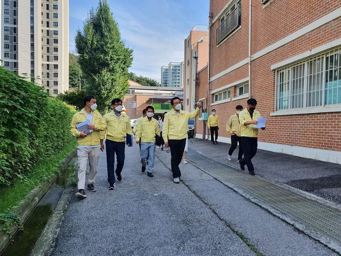 임 교육감이 성남제일초 부지를 둘러보며 석축 전면 개축 관련한 점검을 진행하고 있다. (사진=경기도교육청 제공)