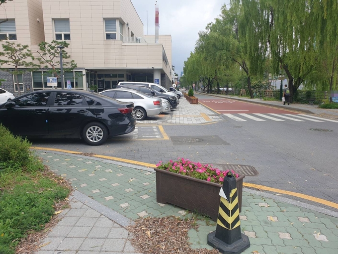 9일 오전 수원시의 한 보도. 보도 한복판에 플렌터가 설치돼 있다. (사진=나규항 기자)