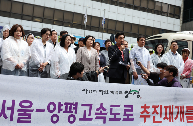 전진선 양평군수 9일 오전 서울 여의도 더불어민주당 중앙당사 앞에서 ‘강하 IC 포함된 서울-양평 고속도로 추진 재개를 위한 기자회견’을 열고 양평군의 입장을 밝히고 있다. (사진=연합뉴스) 