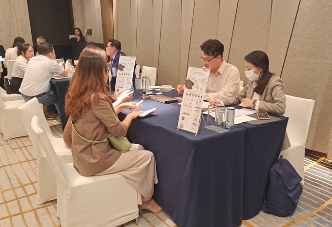 경기도와 경기도경제과학진흥원은 지난달 19~24일 인도네시아 자카르타와 베트남 호치민에 도내 유망 환경기업 12개 사를 파견해 총 124건·1875만 달러 수출 상담 성과를 거뒀다. (사진=경기도 제공)