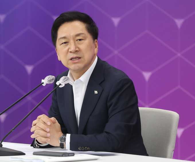 국민의힘 김기현 대표가 5일 오전 울산시청 대회의실에서 열린 울산시와의 예산정책협의회가 끝난 후 취재진 질문에 답하고 있다.