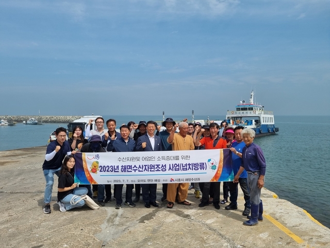 시흥시가 오이도어촌계·월곶어촌계와 함께 오이도 해상에 넙치(광어) 종자 약 114만 마리를 방류했다. (사진=시흥시 제공)