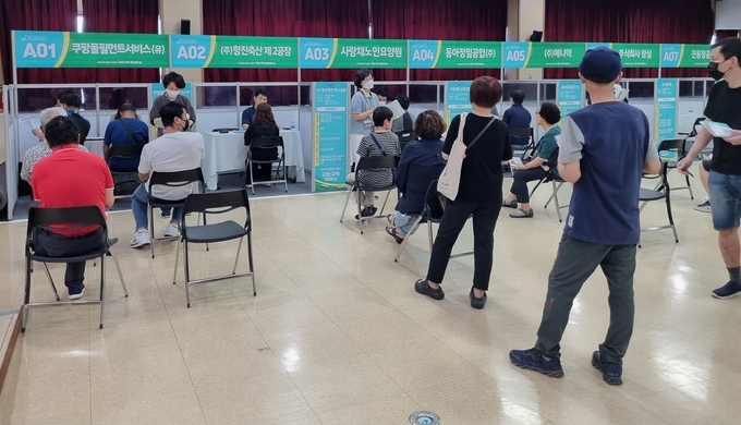 지난 6일 오후 인천 남동구 평생학습관 채움강당에서 열린 ‘구인‧구직 만남의 날’ 구직자들이 참여하고 있다. ( 사진 = 남동구 제공 )