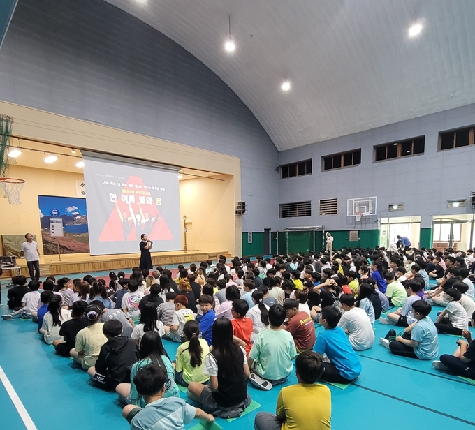 동부초등학교 학생들이 체육관에서 자율프로그램에 참가하고 있다. (사진=동부초등학교 제공)